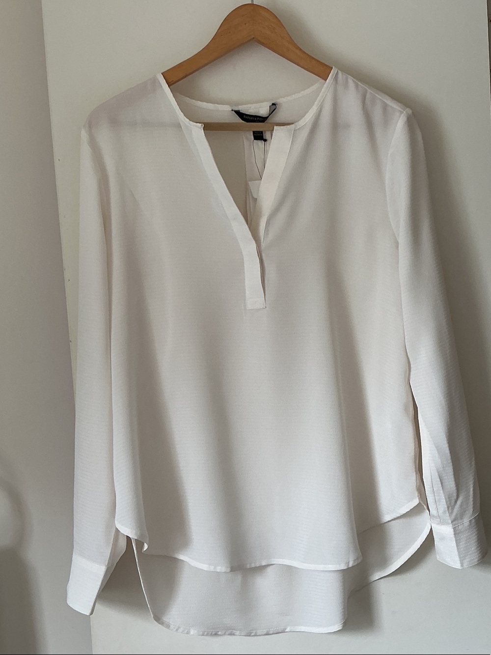 BANANA REPUBLIC Lightweight White Split-Neck Long Sleeve Blouse